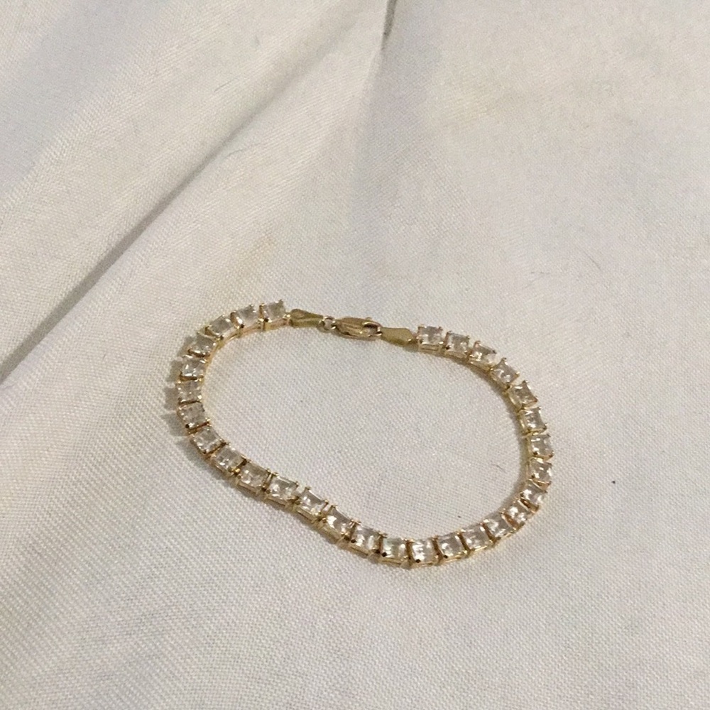 Beautiful 10kt gold white sapphire tennis bracelet